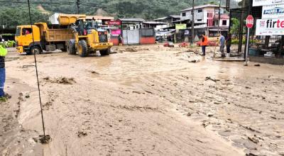 Maquinaria retira lodo arrastrado por las lluvias en el sector de Benjamín Carrión, en Zamora Chinchipe, el 21 de junio de 2024.