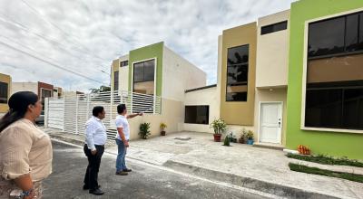 El gerente general del Biess, Luis Cabezas-Klaere, visita el proyecto inmobiliario Los Esteros, ubicado en Manta, 4 de junio de 2024. Imagen referencial. 