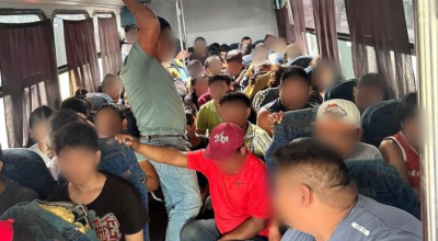 Migrantes indocumentados de Ecuador y otros países de Centroamérica eran transportados en un bus, en México, este 25 de junio de 2024.