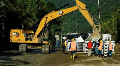 Obreros realizan actividades en una vía de Ecuador.