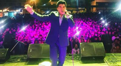 El artista ecuatoriano Gerardo Morán durante un concierto.