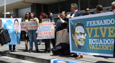 Plantón de familiares y amigos de Fernando Villavicencio, en el Complejo Judicial Norte, este 27 de junio de 2024.