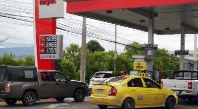 Vehículos se aglomeran en una gasolinera de Cuenca, el 27 de junio de 2024, en víspera del alza del precio del combustible.