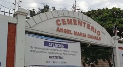 Exteriores del cementerio municipal de Guayaquil, Ángel María Canals, que este 27 de junio amaneció cerrado al público.