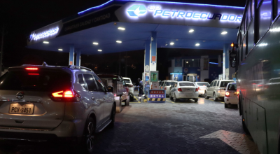 Filas de vehículos en una gasolinera de Quito la noche de este 28 de junio de 2024, a pocas horas del incremento de precios de la Extra y Ecopaís.