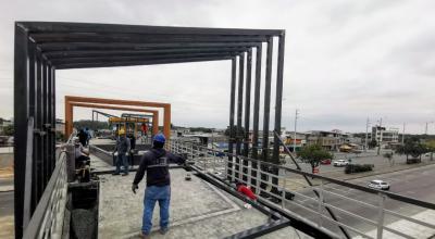 El Municipio de Guayaquil construye tres nuevos pasos peatonales  en la avenida Narcisa de Jesús, al norte, uno de ellos a la altura de Los Vergeles, zona crítica de mortalidad vial.