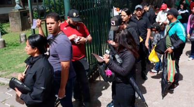 En Quito, ciudadanos venezolanos  retiran sus pasaportes en la Casa de la Cultura.
