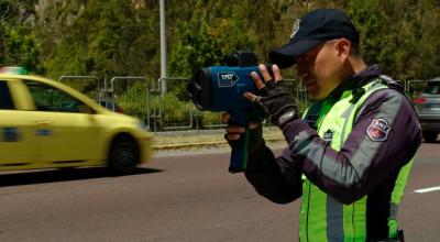 Agente de tránsito utiliza un cinemómetro para controlar el exceso de velocidad.