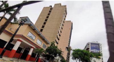 La avenida 9 de Octubre, entre José Mascote y Esmeraldas, se cerró al tránsito vehicular por trabajos de apuntalamiento de la edificación.