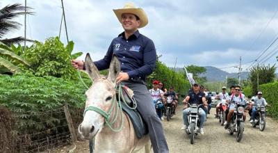 José Miguel Mendoza, excandidato a la Alcaldía de Portoviejo, en un recorrido de la campaña electoral en enero de 2023.