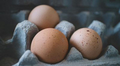 Fotografía referencial de unos huevos en una cubeta.