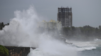 Intenso oleaje en el malecón de Santo Domingo en República Dominicana, por el avance del huracán Beryl, el 2 de julio de 2024.