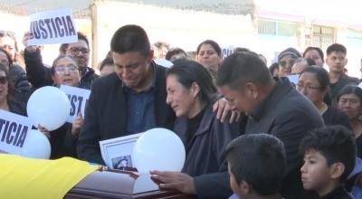 Los familiares de la subteniente Aidita Ati, durante su sepelio en Quito, 1 de julio de 2024.