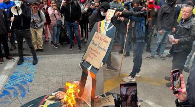 Manifestantes queman imágenes del presidente Daniel Noboa, el 4 de julio de 2024.