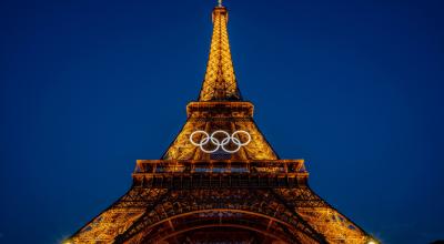 La Torre Eiffel ilumnada por la noche junto a los anillos olímpicos, el 26 de junio de 2024.