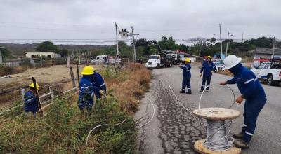 Trabajadores de CNEL atienden una emergencia en la provincia de Santa Elena, 1 de julio de 2024. 