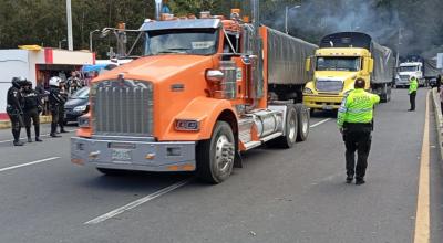 Camiones transitan por el puente de Rumichaca, tras el levantamiento del bloqueo, este 4 de julio de 2024. 