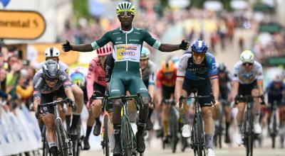 Biniam Girmay, en la meta de la Etapa 8 del Tour de Francia, el 6 de julio de 2024.