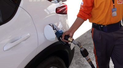 Despacho de gasolina en una estación de gasolina de Ecuador.