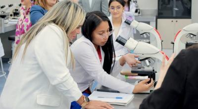 Estudiantes de Medicina de la Universidad de Guayaquil en una clase, en junio de 2024.