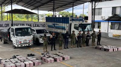 Militares y policías custodian un cargamento de droga en Santa Clara, Pastaza, el 7 de julio de 2024. 