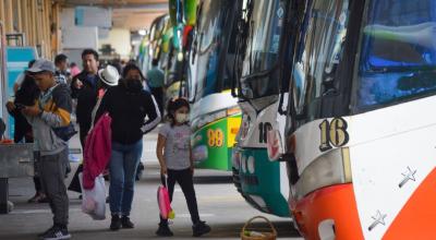 Imagen referencial. Buses de pasajeros en la Terminal Terrestre de Cuenca, el 1 de julio del 2022.