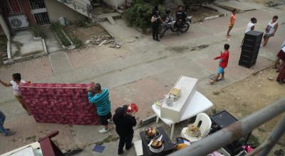 La familia de una mujer asesinada en su vivienda en Ciudad Victoria, al noroeste de Guayaquil, desaloja enseres tras recuperar una casa ocupada ilegalmente, este 9 de julio de 2024. 