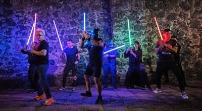 Miembros de la Jedi Knight Academy MX sostienen sus sables de luz en una sesión de práctica en un parque de Ciudad de México el 6 de julio de 2024.