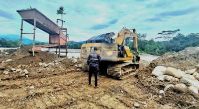 Imagen referencial de un operativo policial contra la minería ilegal en Zaruma, el 4 de abril de 2024.