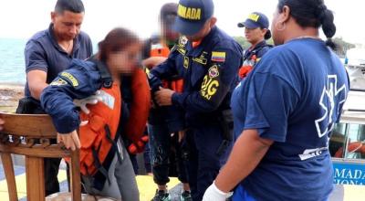 Marinos de Colombia atienden a los sobrevivientes al naufragio de una embarcación, el 9 de julio de 2024.
