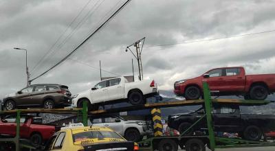 Imagen referencial de carros saliendo de una planta en el sur de Quito, junio de 2024.