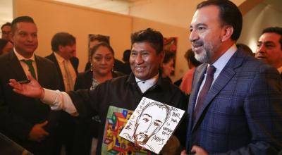 El artista boliviano Roberto Mamani Mamani (i) y el alcalde de Quito, Pavel Muñoz (d), durante la celebración por el 105 aniversario del nacimiento de Oswaldo Guayasamín.