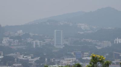 Una especie de bruma o neblina cubre gran parte de Guayaquil, el viernes 7 de junio de 2024.