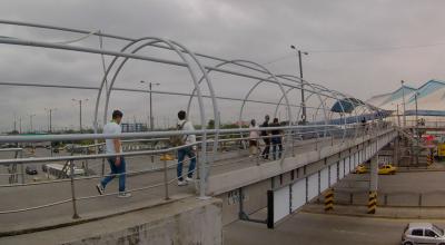 Ciudadanos caminan por un paso peatonal en Guayaquil.