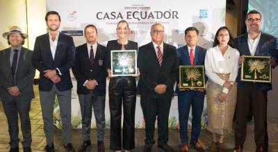 Lavinia Valbonesi (centro) junto a autoridades de gobierno y deportivas en la entrega de las llaves simbólicas de la Casa Ecuador París 2024, el 10 de julio.