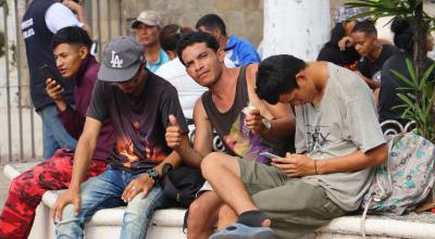 Migrantes esperan este miércoles, 10 de julio de 2024, en las principales plazas de la ciudad de Tapachula en el estado de Chiapas (México).