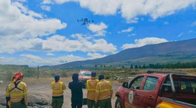 Equipos de Bomberos Quito realizan un monitoreo del incendio forestal en el cerro Sincholagua.
