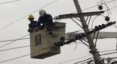 Personal de CNEL realiza trabajos en un poste de luz el 1 de julio de 2024.