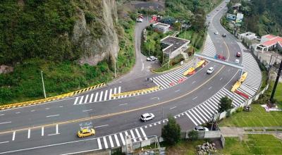 Carros circulan por la  Autopista General Rumiñahui, en Quito.