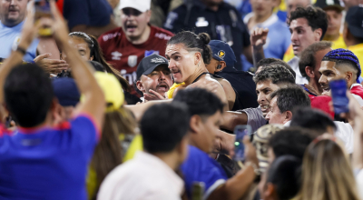 Darwin Núñez, de Uruguay, se enfrenta a hinchas de Colombia, el 10 de julio de 2024.