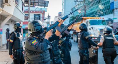 Policías apuntan a los exteriores de una universidad ubicada en el barrio Cuba, sur de Guayaquil, el 11 de julio de 2024.