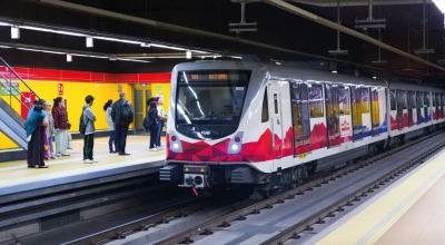 Fotografía del Metro de Quito en funcionamiento el 11 de julio de 2024, en la estación de San Francisco.