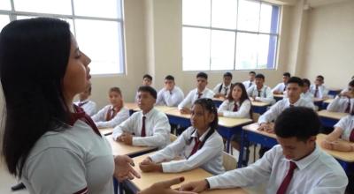 Imagen referencial de varios estudiantes en un colegio fiscal en Ecuador, 11 de julio de 2024.