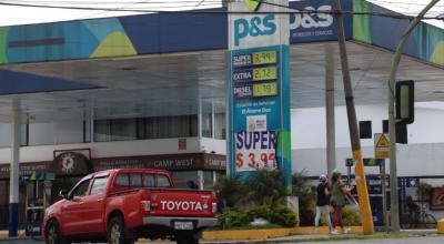 Un carro ingresa a una gasolinera en Quito para cargar gasolina, el 28 de junio de 2024. 