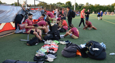 Los jugadores de Deportivo Cuenca se cambian en la cancha de un estadio en Nueva Jersey, el 11 de julio de 2024.