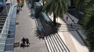 Los peatones pasan frente a un centro comercial en Bangkok, Tailandia, el 11 de julio de 2024.