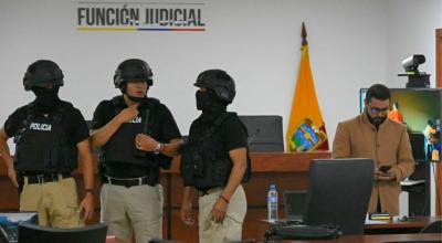 Policías custodian la audiencia de juicio por el asesinato de Fernando Villavicencio en el Complejo Judicial del Norte de Quito el 12 de julio de 2024. 