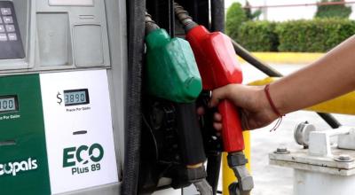 Carga de gasolina en una estación de Petroecuador, el 13 de septiembre de 2022.