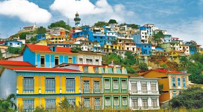 Una vista desde el río Guayas de las casas del barrio Las Peñas y del cerro Santa Ana, en el centro de Guayaquil. 