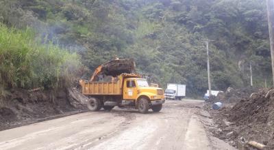 Imagen referencial de trabajos en una vía estatal a cargo del MTOP.